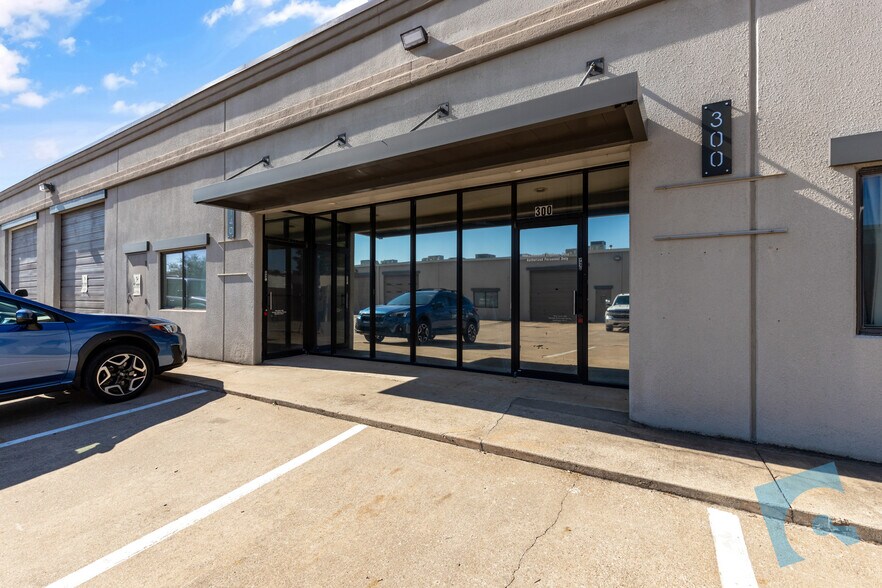 More Photos Of 2870 Exchange Blvd, Southlake Showroom For Lease