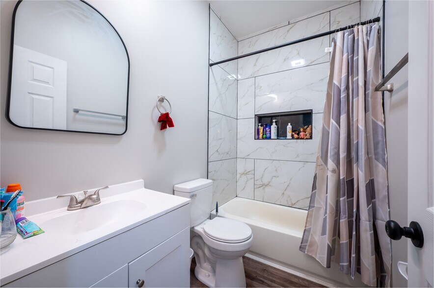 More Photos Of 2305 E Michigan St, Indianapolis Flex For Sale