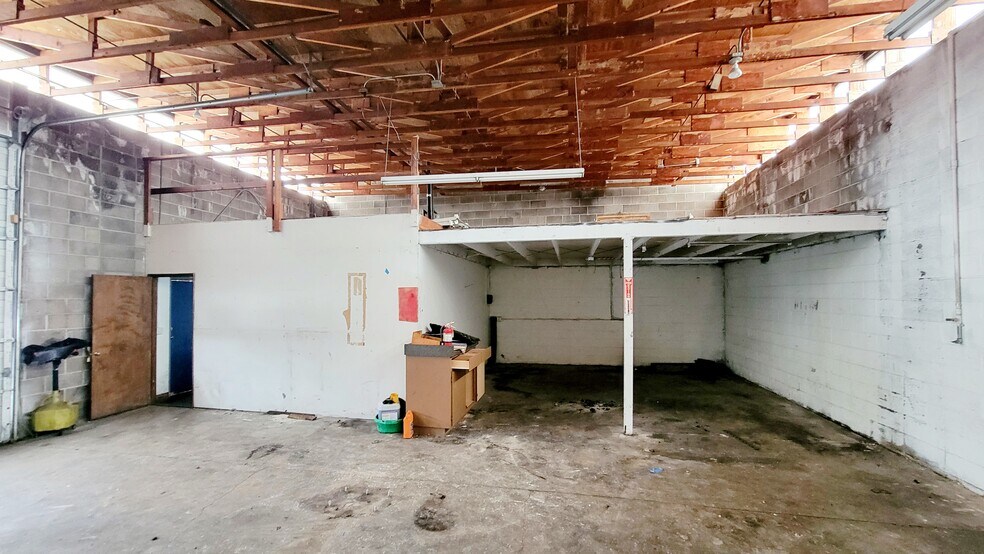 More Photos Of 2060 Warner St NE, Salem Warehouse For Sale