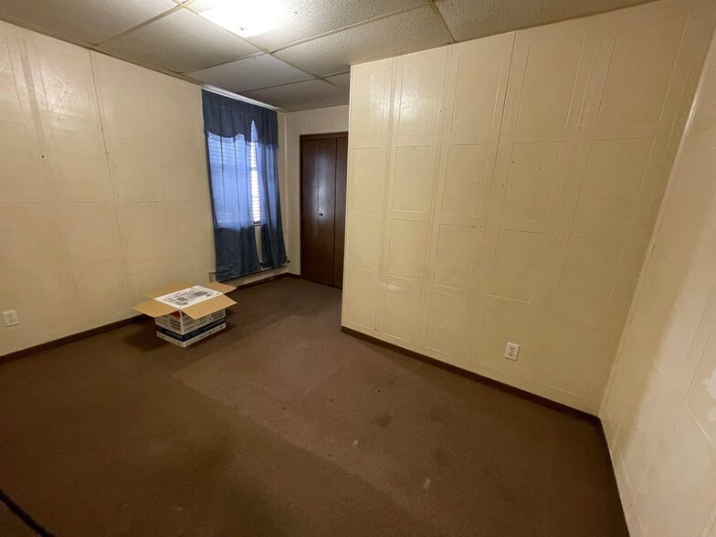 More Photos Of 1 S Frederick Ave, Oelwein Storefront Retail Residential For Sale