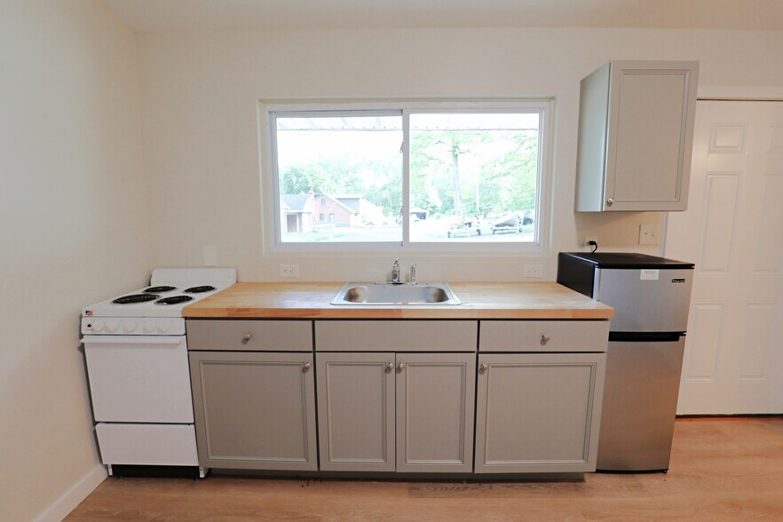 More Photos Of 669 Broadway, Ulster Park Hotel For Sale