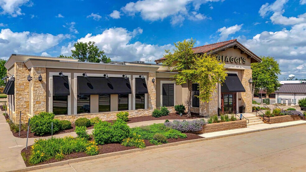 Primary Photo Of 320 Collins Rd NE, Cedar Rapids Restaurant For Lease