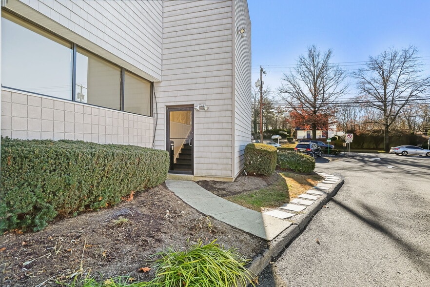 More Photos Of 1155 E Putnam Ave, Riverside Freestanding For Lease