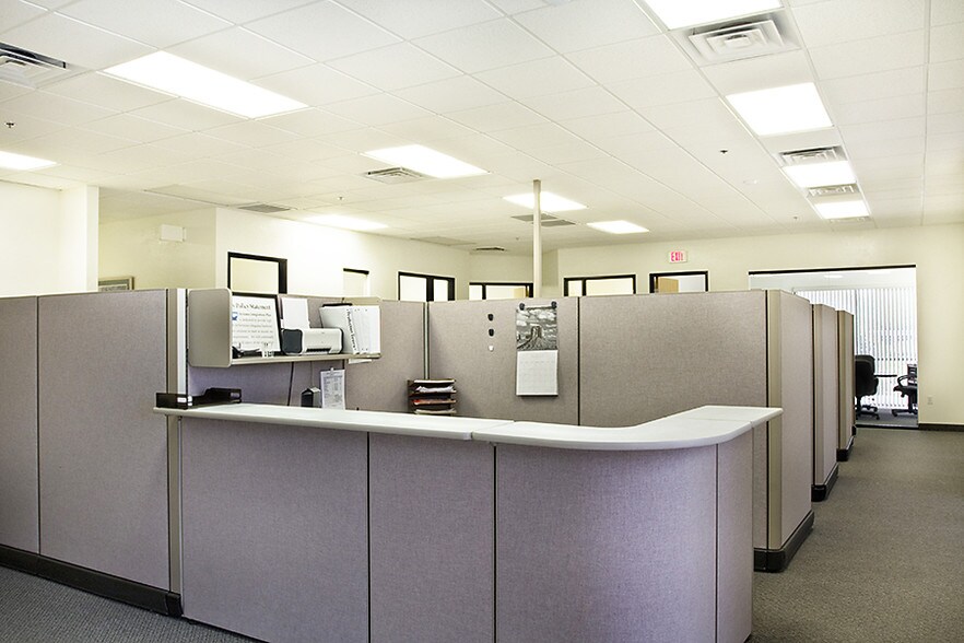 More Photos Of 7440 E Karen Dr, Scottsdale Service For Lease