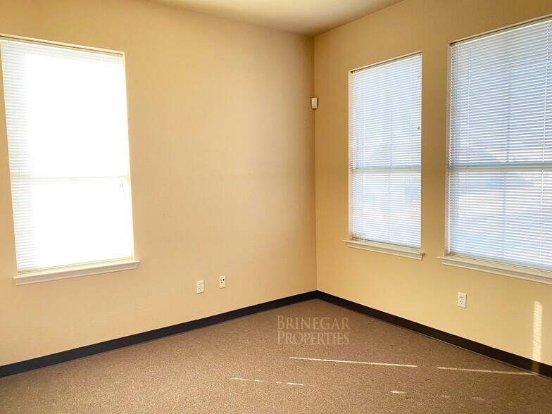 More Photos Of 595 Round Rock West, Round Rock Office For Lease