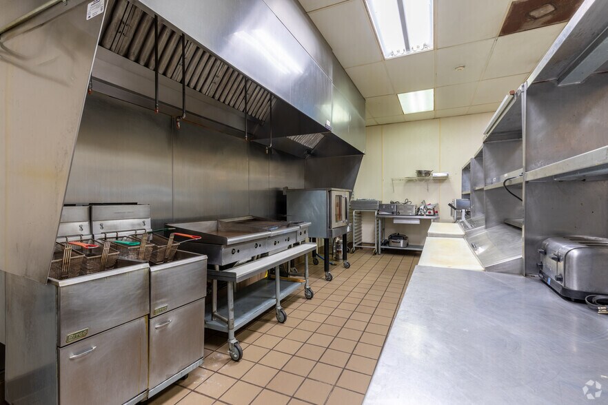 More Photos Of 1660 Fort St, Lincoln Park Bar For Sale