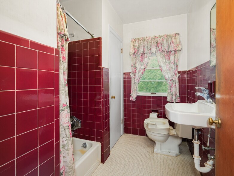 More Photos Of 5 Noland Downs Rd, Waynesville Office Residential For Sale