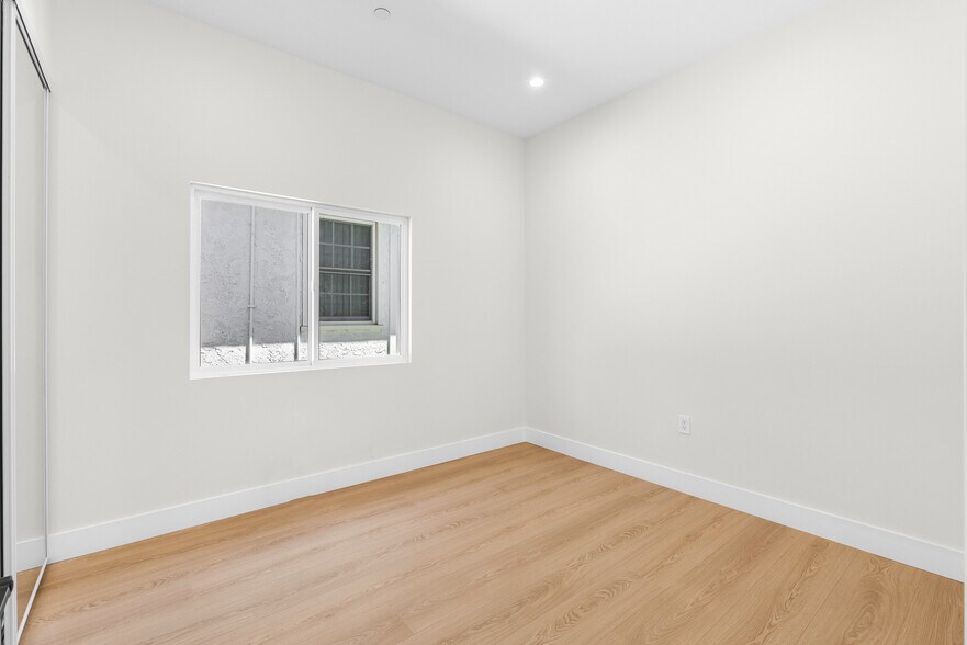 More Photos Of 5131 Don Pio Dr, Woodland Hills Multifamily For Sale