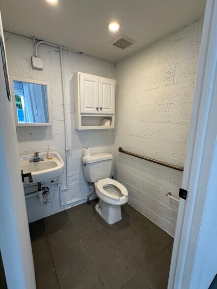 More Photos Of 5751 Dawson St, Hollywood Warehouse For Lease