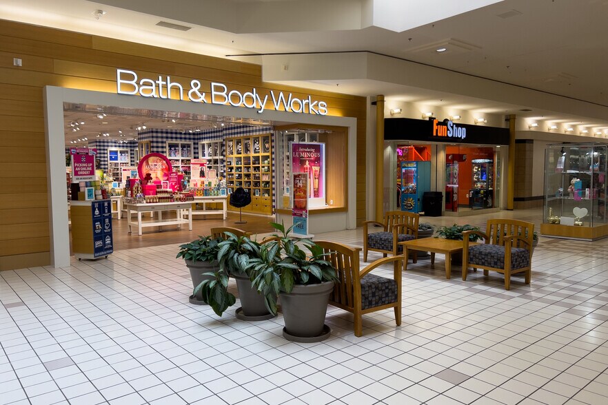 More Photos Of 4101 E Wilder Rd, Bay City Storefront For Lease