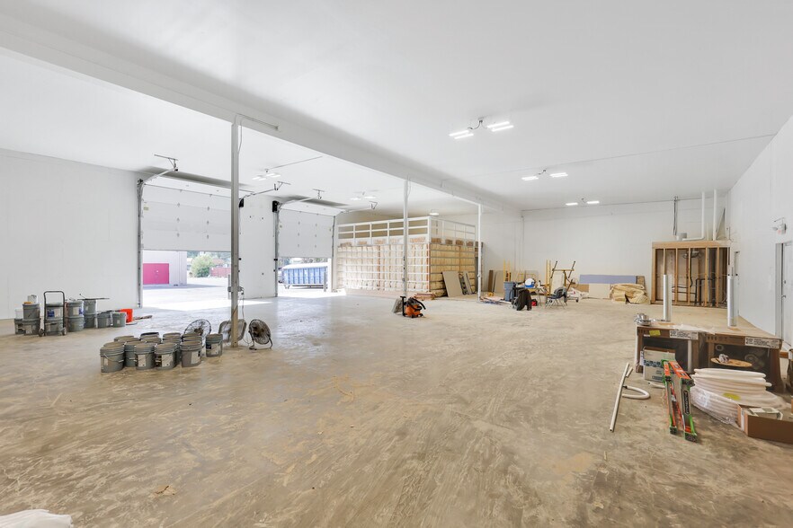 More Photos Of 21 N Skipworth Rd, Spokane Valley Showroom For Lease