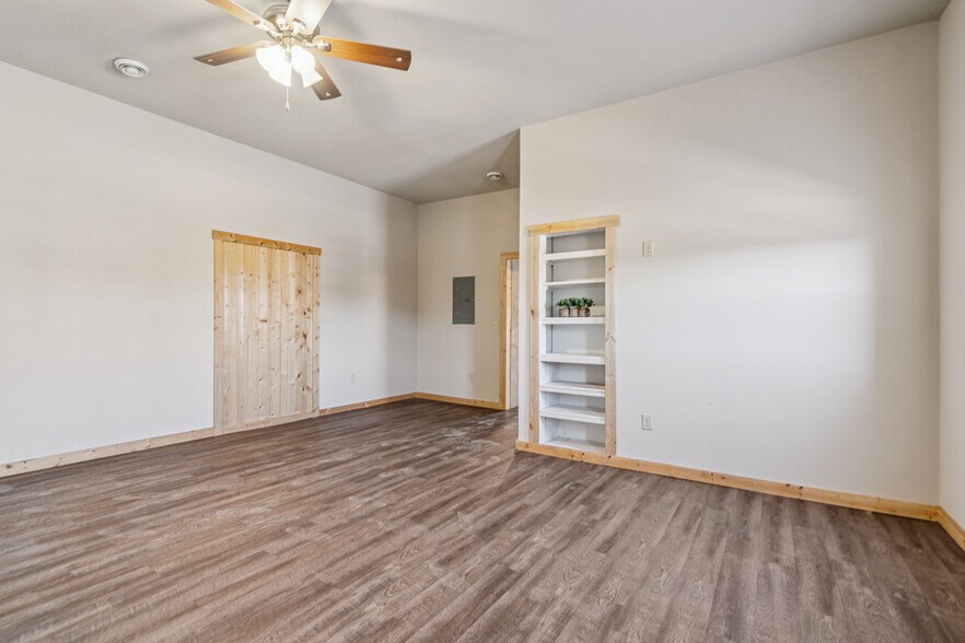 More Photos Of 106 1st Ave NW, Waukon Flex For Sale