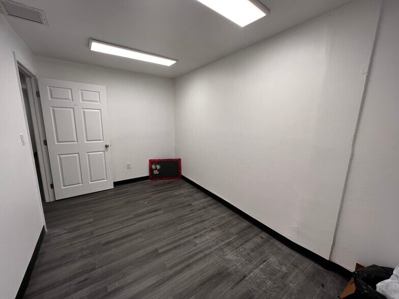 More Photos Of 5900-5904 Dewey St, Hollywood Light Distribution For Lease