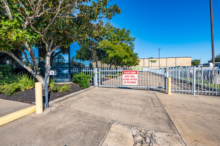 More Photos Of 2947 E Broadway St, Pearland Office For Sale