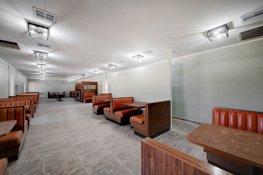 More Photos Of 2200-2204 S WW White Rd, San Antonio Restaurant For Lease