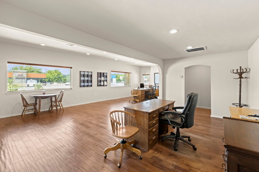 More Photos Of 503 S Highway 281, Burnet Office For Sale