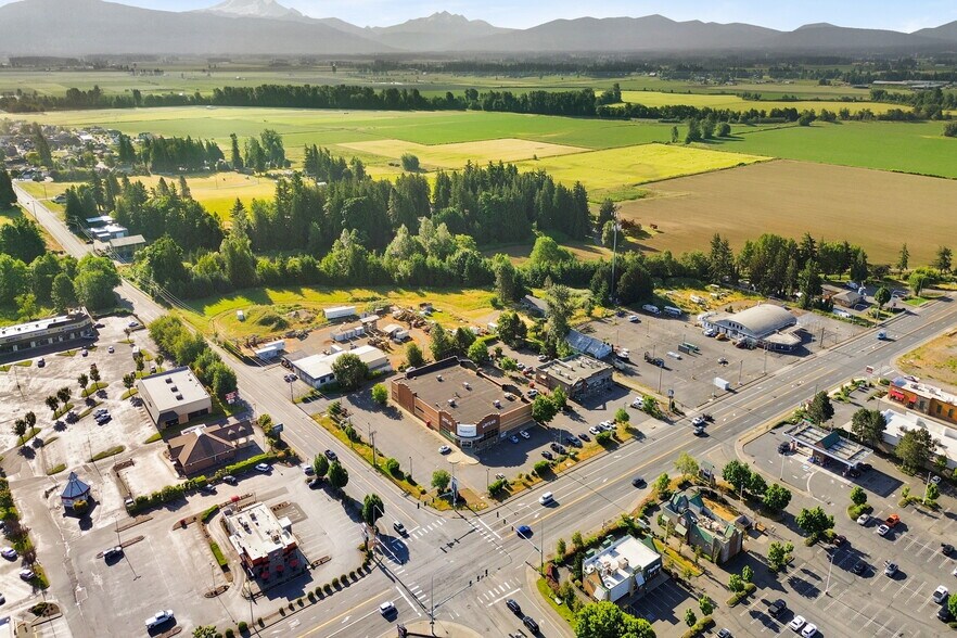 More Photos Of 8082 Guide Meridian, Lynden Freestanding For Sale