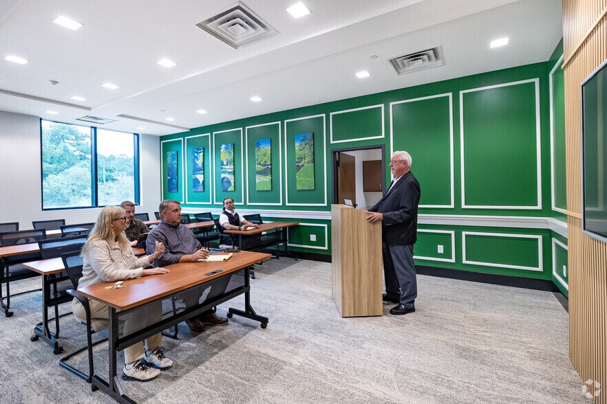 More Photos Of 1301 Industrial Dr, Crestview Coworking Space