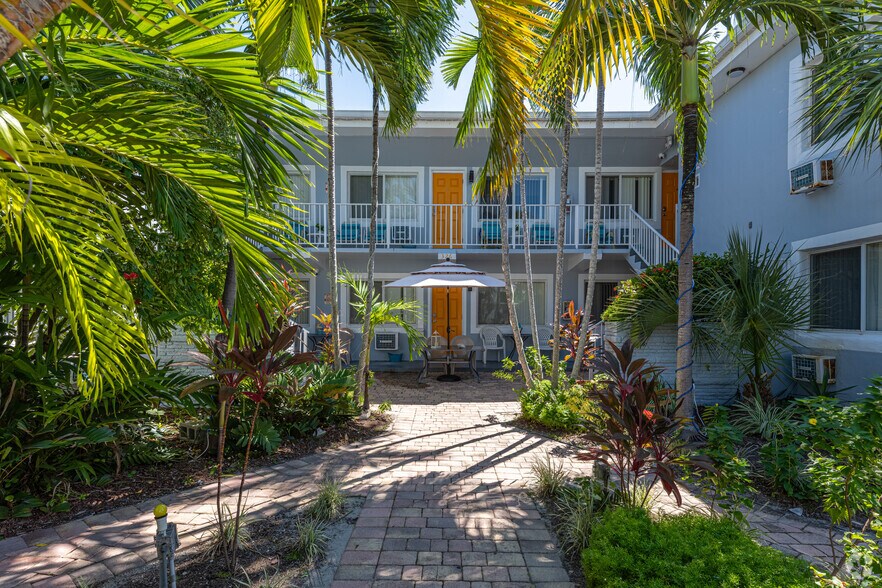More Photos Of 326 Coolidge St, Hollywood Hotel For Sale
