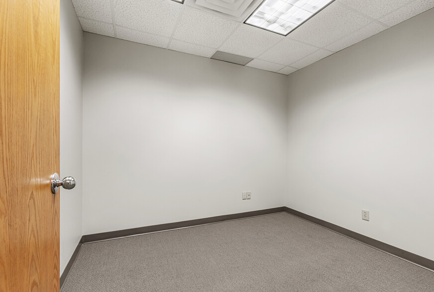 More Photos Of 8330-8350 Meadow Rd, Dallas Office For Sale