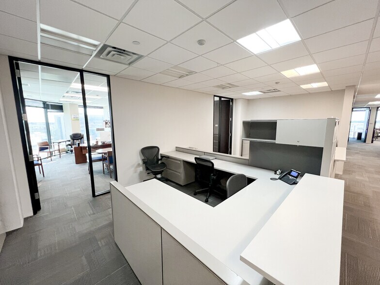 More Photos Of 303 Veterans Airpark Ln, Midland Office For Lease