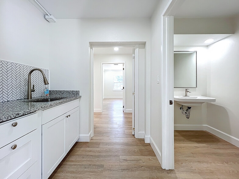 More Photos Of 507 East St, Longwood Office Residential For Lease