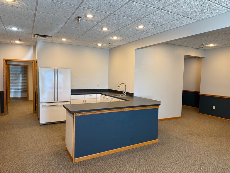 More Photos Of 2045 Grand Ave, West Des Moines Office For Lease
