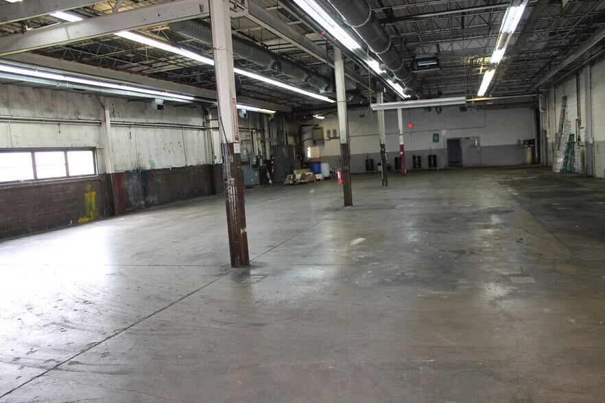 More Photos Of 121 Industrial Dr, Dekalb Manufacturing For Sale