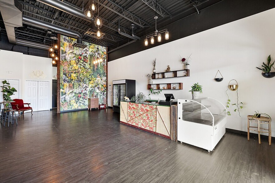 More Photos Of 37620 Ford Rd, Westland Storefront For Lease