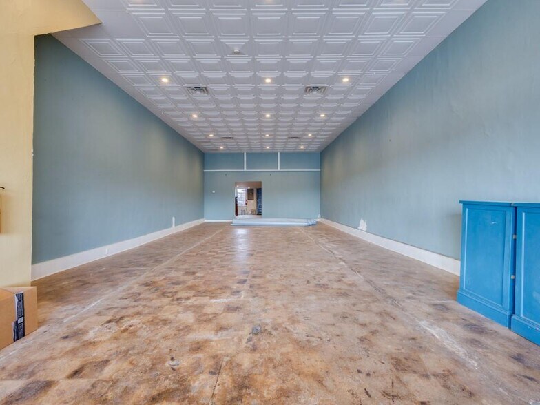 More Photos Of 106 W Main St, Pilot Point Storefront For Lease