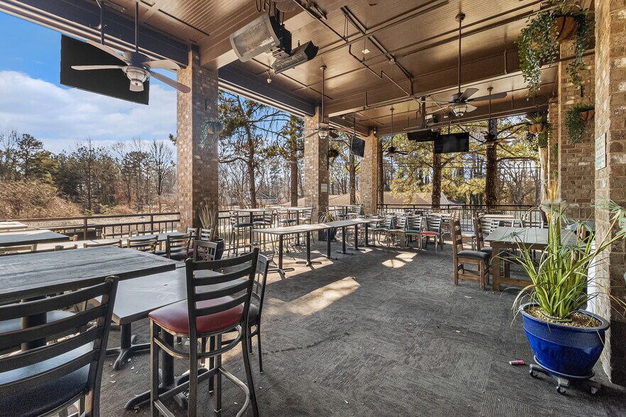 More Photos Of 1105 Main St, Forest Park Freestanding For Lease