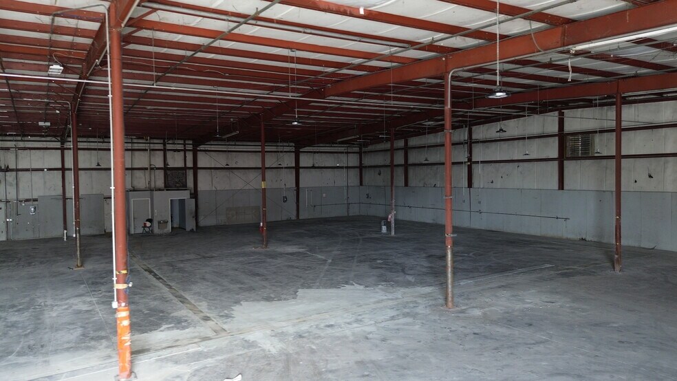 More Photos Of 2402 Clark St, Apopka Manufacturing For Lease