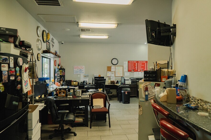 More Photos Of 6886 Santa Fe Dr, Winton Auto Repair For Sale
