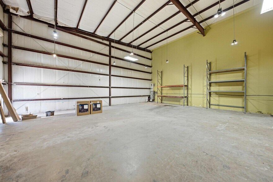 More Photos Of 2160 Edgewood Dr S, Lakeland Warehouse For Lease