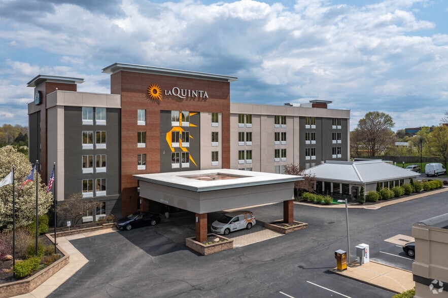 More Photos Of 25105 Country Club Blvd, North Olmsted Hotel For Sale