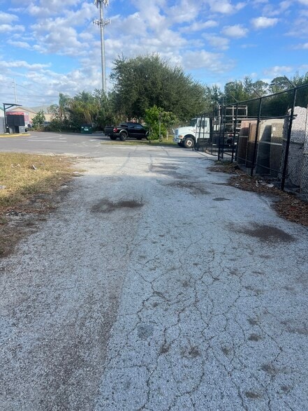 More Photos Of 7704 W Hillsborough Ave, Tampa Warehouse For Lease