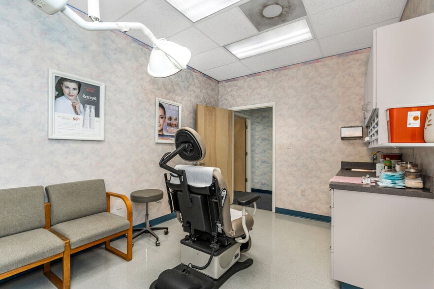 More Photos Of 7641 66th St N, Pinellas Park Medical For Sale