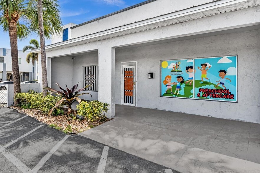 More Photos Of 2450-2556 W Oakland Park Blvd, Oakland Park Storefront For Sale