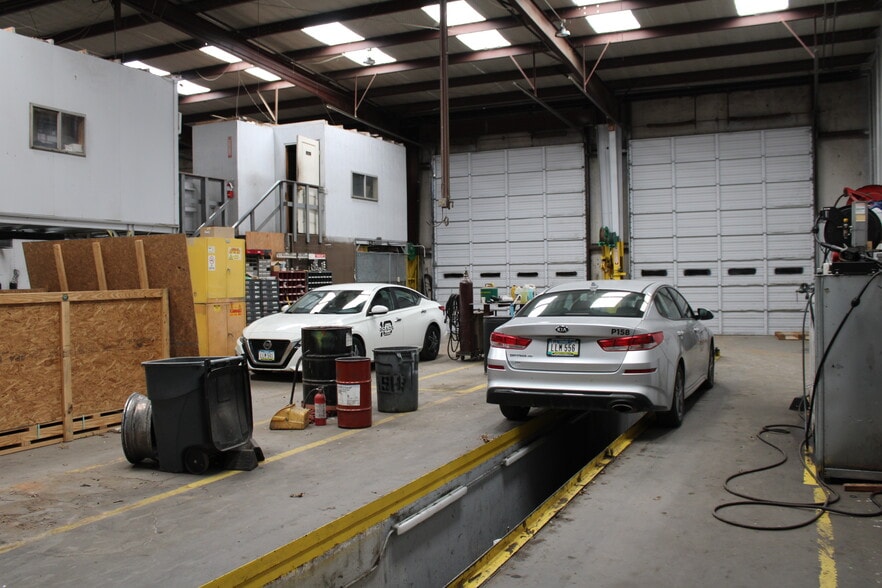 More Photos Of 1936 W Commerce St, Dallas Industrial For Lease