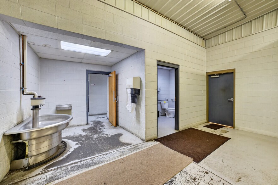 More Photos Of 3166 Muckle Rd, Central Lake Manufacturing For Lease