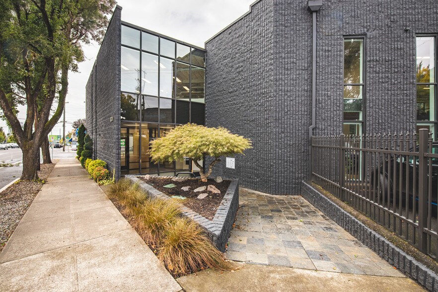 More Photos Of 1001 SE Sandy Blvd, Portland Loft Creative Space For Lease