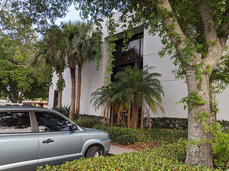 More Photos Of 13175 Walsingham Rd, Largo Bank For Lease