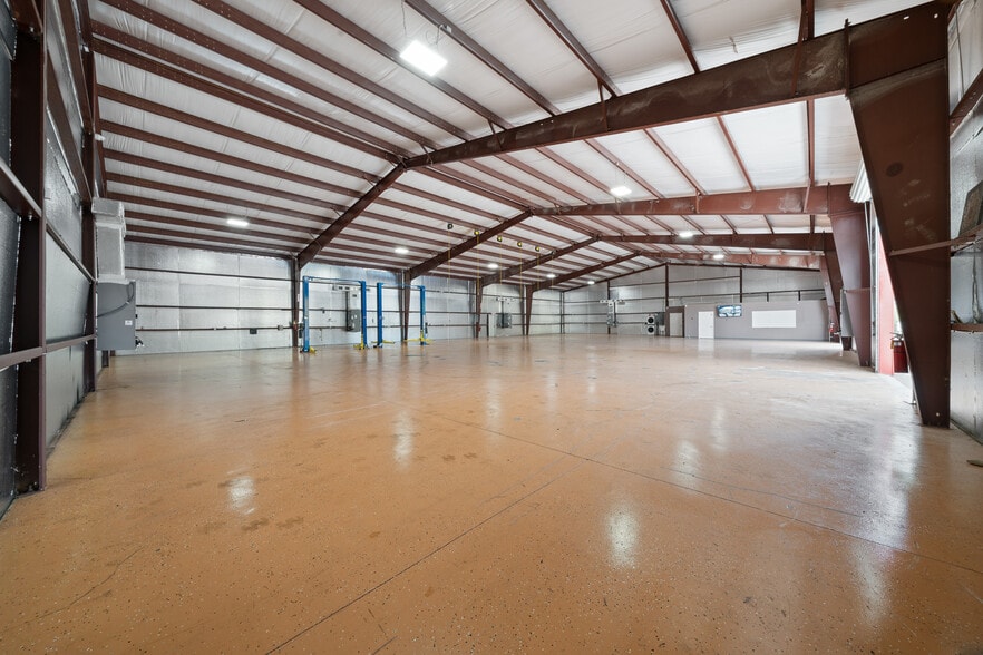 More Photos Of 3073 NE 37th Pl, Wildwood Warehouse For Lease
