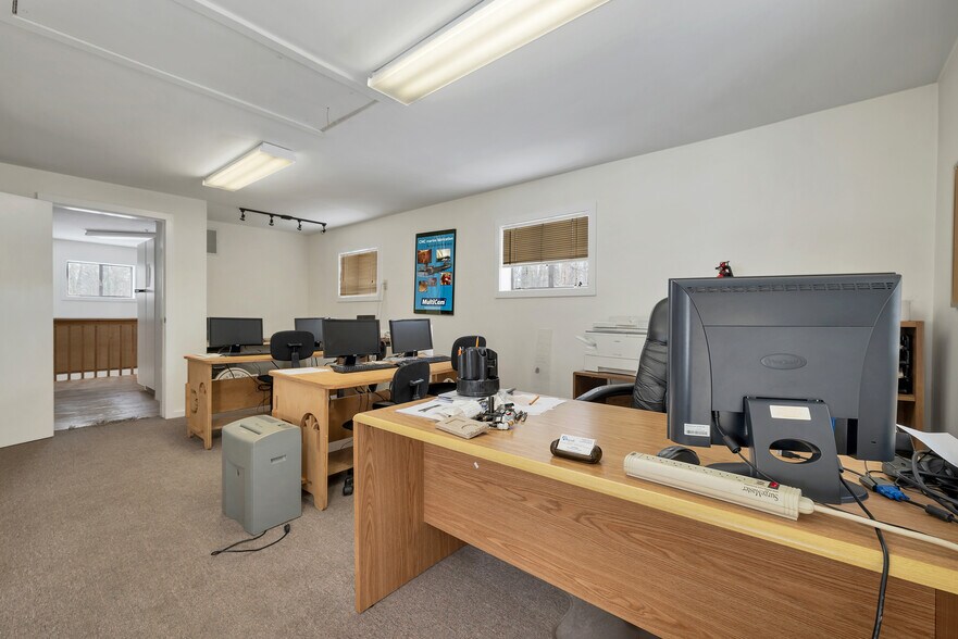 More Photos Of 1 Young Ln, Newmarket Flex For Sale