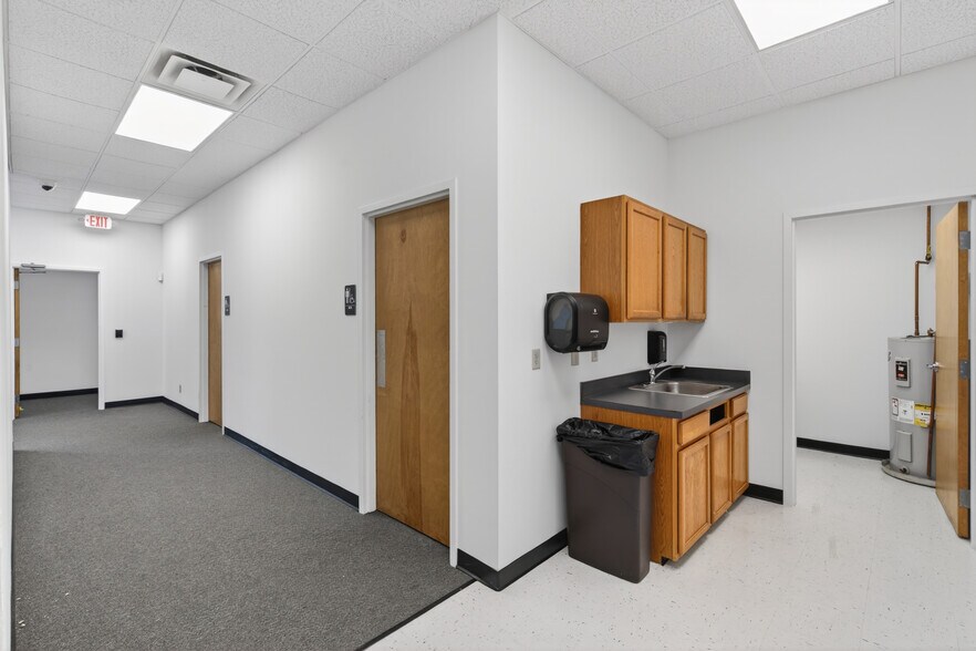 More Photos Of 2 Raymond Dr, Havertown Light Manufacturing For Lease