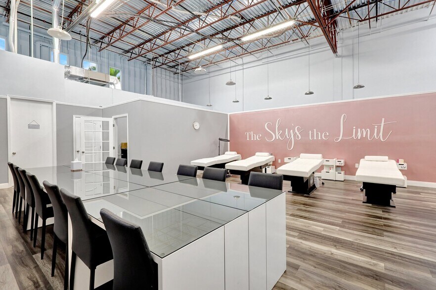 More Photos Of 1200 S Rogers Cir, Boca Raton Warehouse For Lease