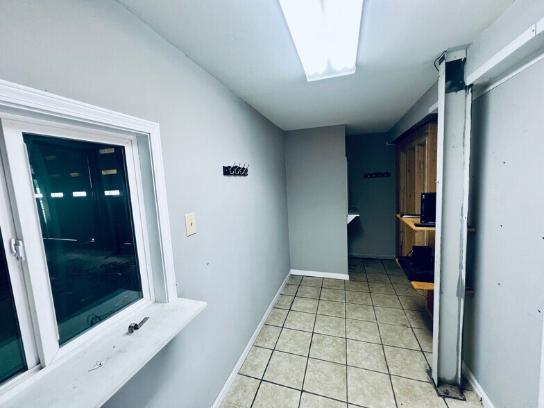 More Photos Of 504 N 2nd St, Booneville Auto Repair For Sale