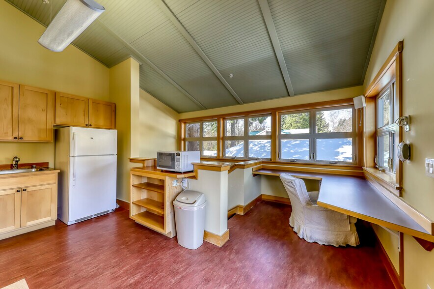 More Photos Of 818 Madison Ave N, Bainbridge Island Office For Sale