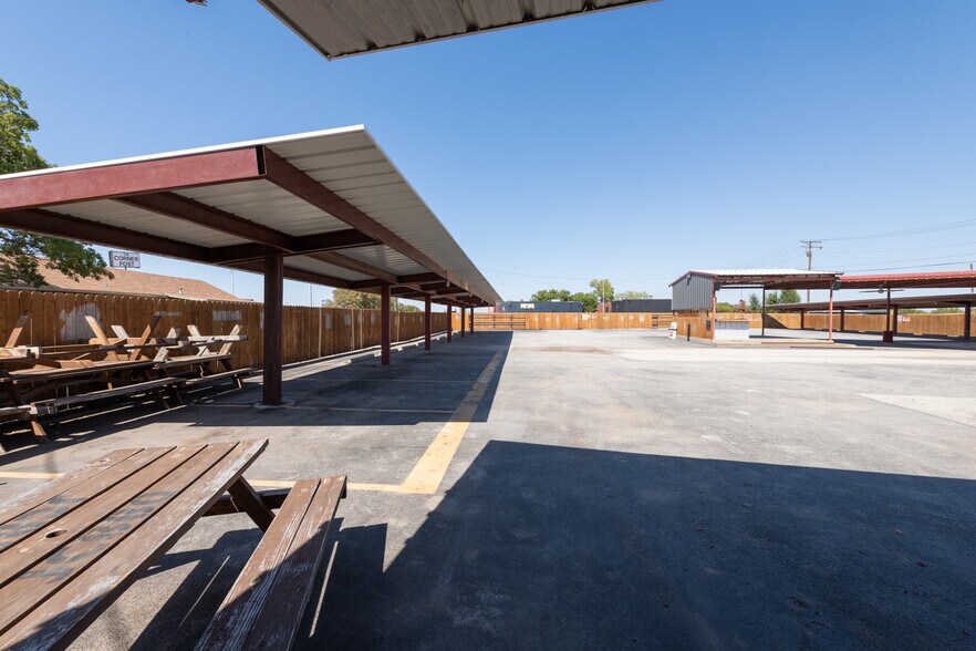 More Photos Of 1402 Old Iowa Park, Wichita Falls Specialty For Lease