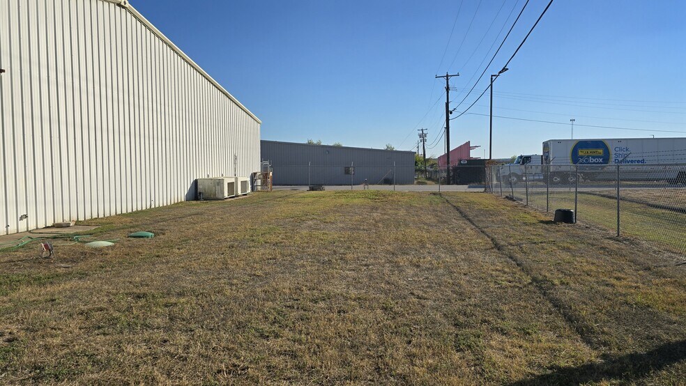 More Photos Of 501 Tradesmen's Park Dr, Hutto Warehouse For Lease